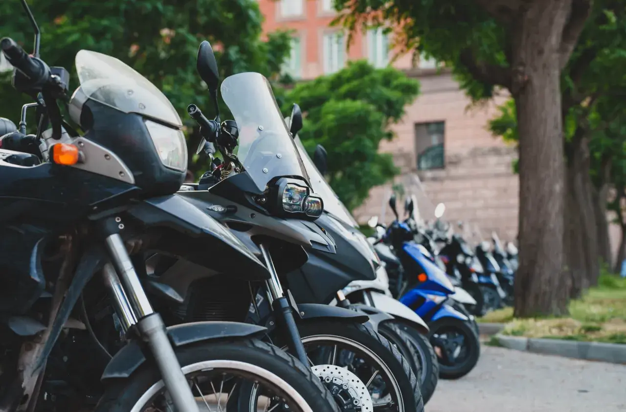 Różne rodzaje motocykli stojące w rzędzie, od sportowych po turystyczne, gotowe do jazdy.