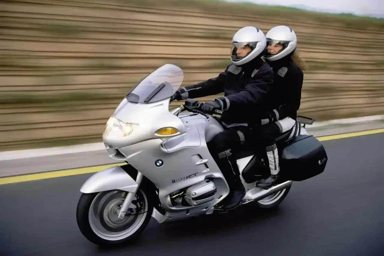 Para podróżuje na srebrnym BMW R 1100 RT. Mimo że to świetny motocykl turystyczny, warto znać jego potencjalne wady.