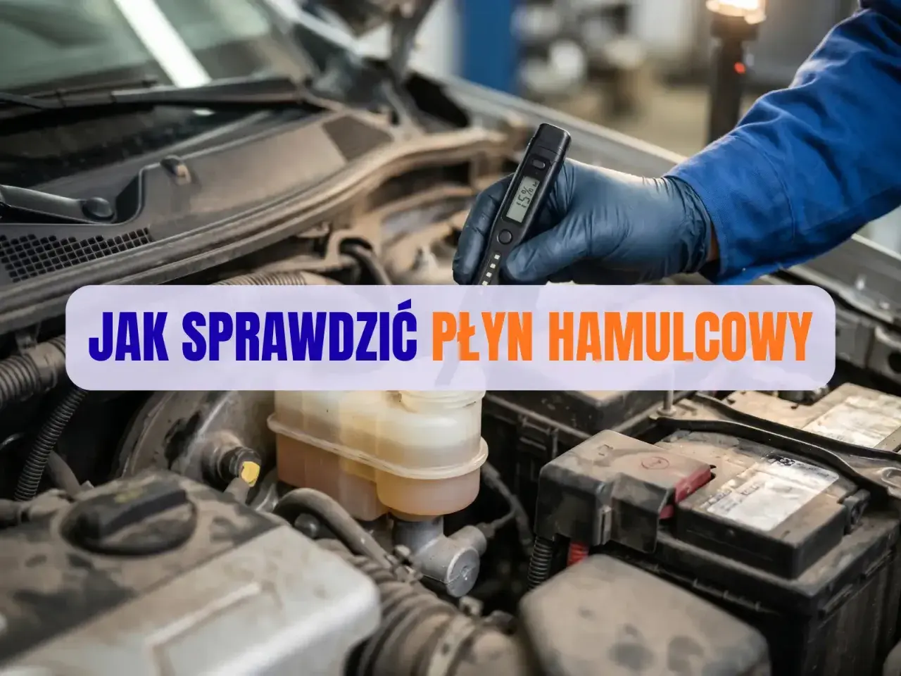 Mechanik sprawdza płyn hamulcowy, który może być żrący. Używa testera do oceny jego stanu.