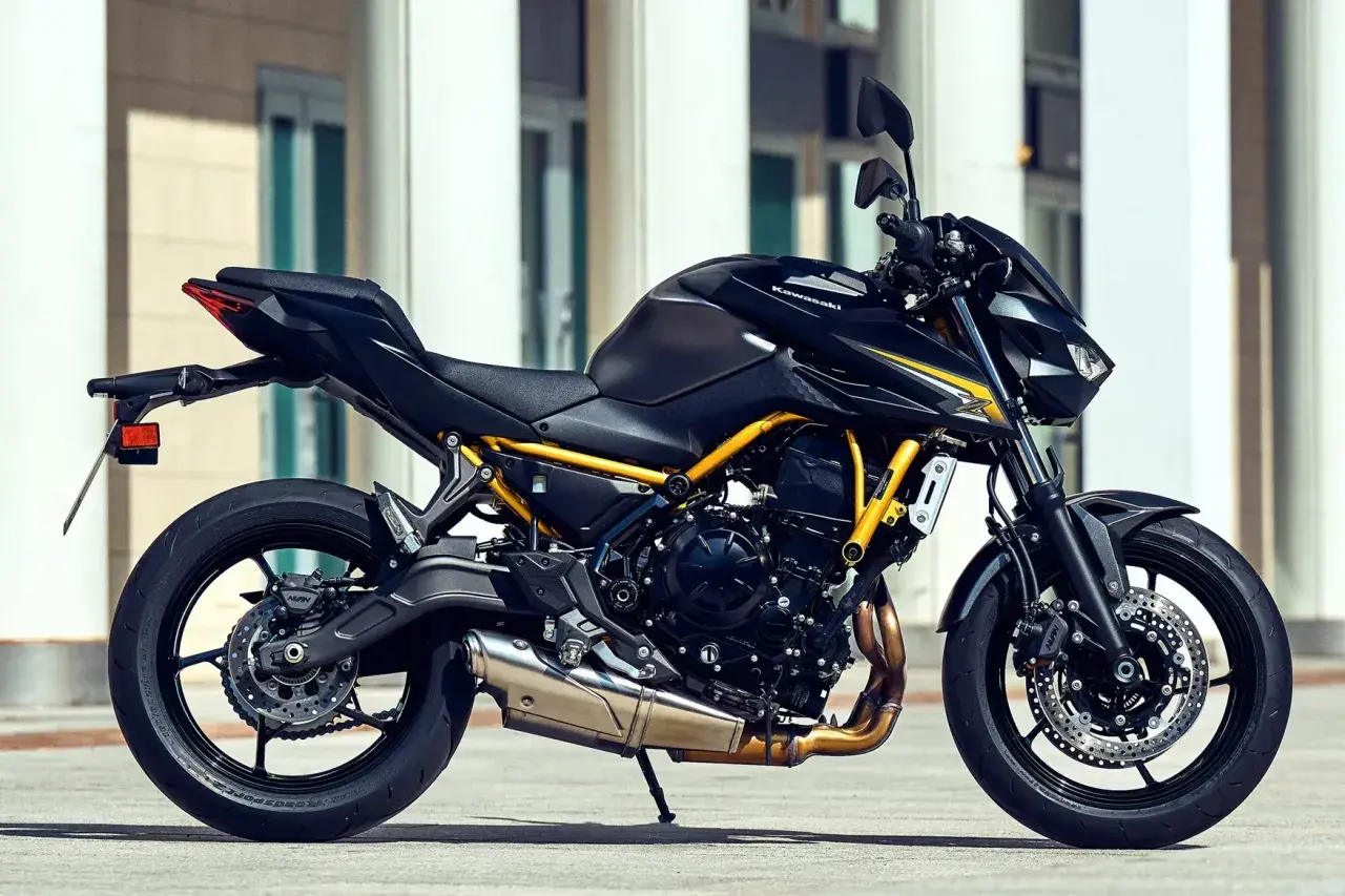 Czarny motocykl Kawasaki z żółtą ramą, gotowy na jazdę po A2. Sprawdź wymagania!