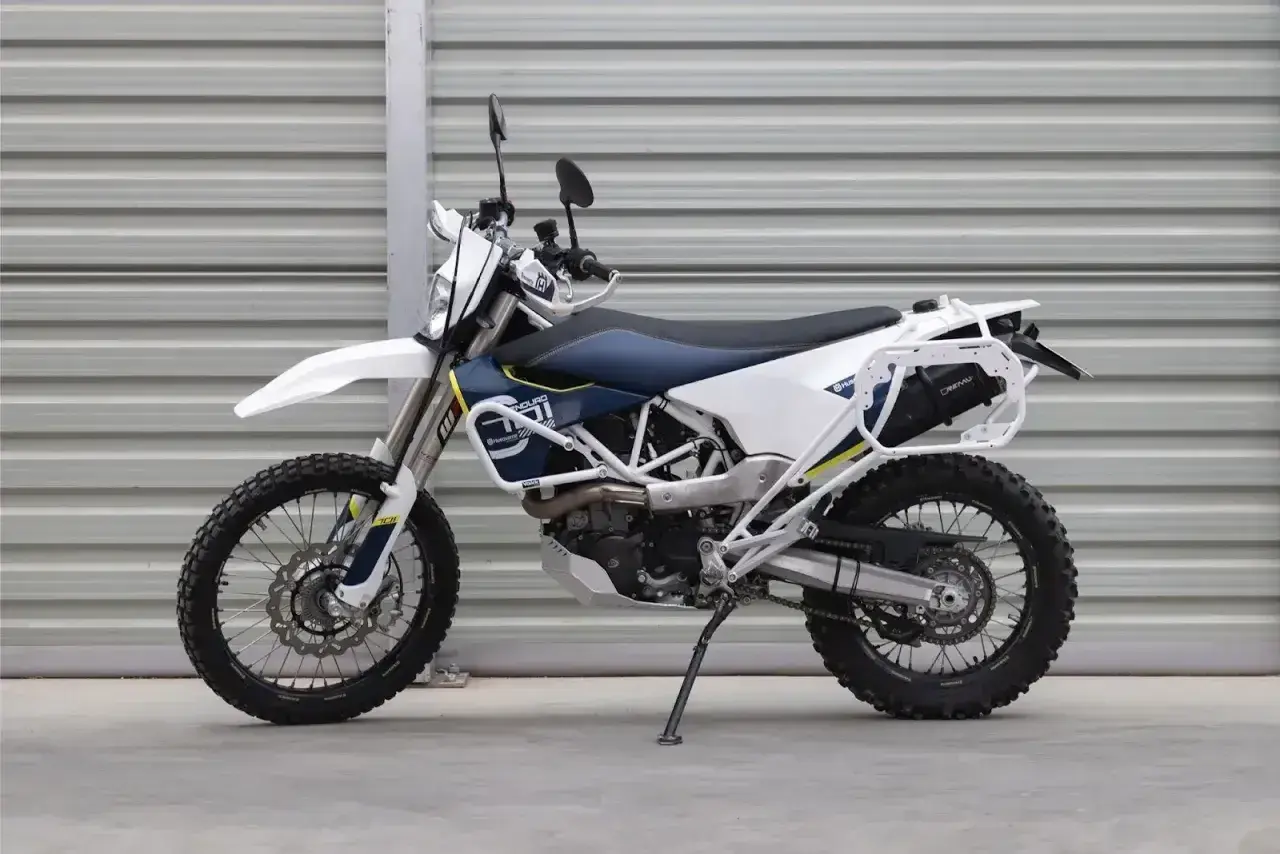 Gotowy na przygodę? Ten motocykl turystyczne enduro z bagażnikami czeka na odkrywanie nowych szlaków.