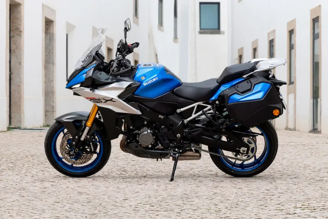 Niebieski motocykl Suzuki GSX S1000 z kuframi, gotowy na przygodę.