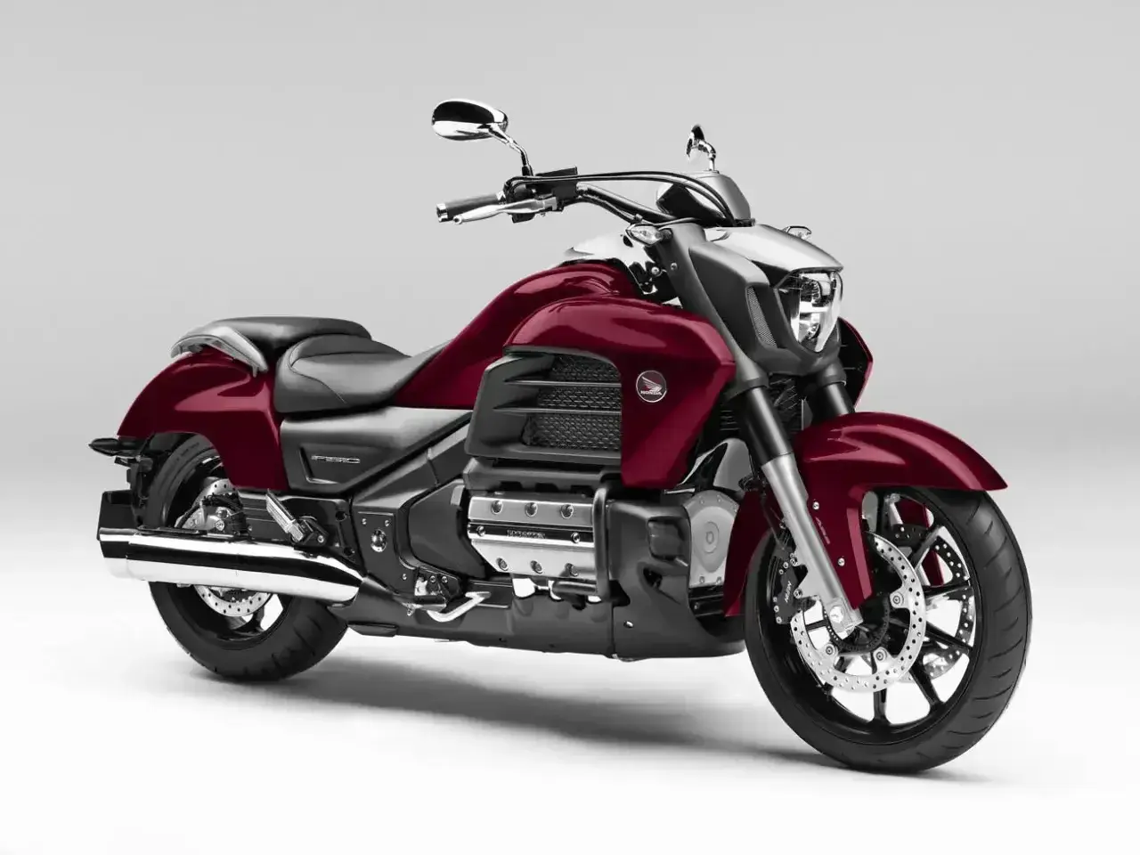 Potężna, czerwona Honda Valkyrie z chromowanymi detalami, gotowa na długie trasy.