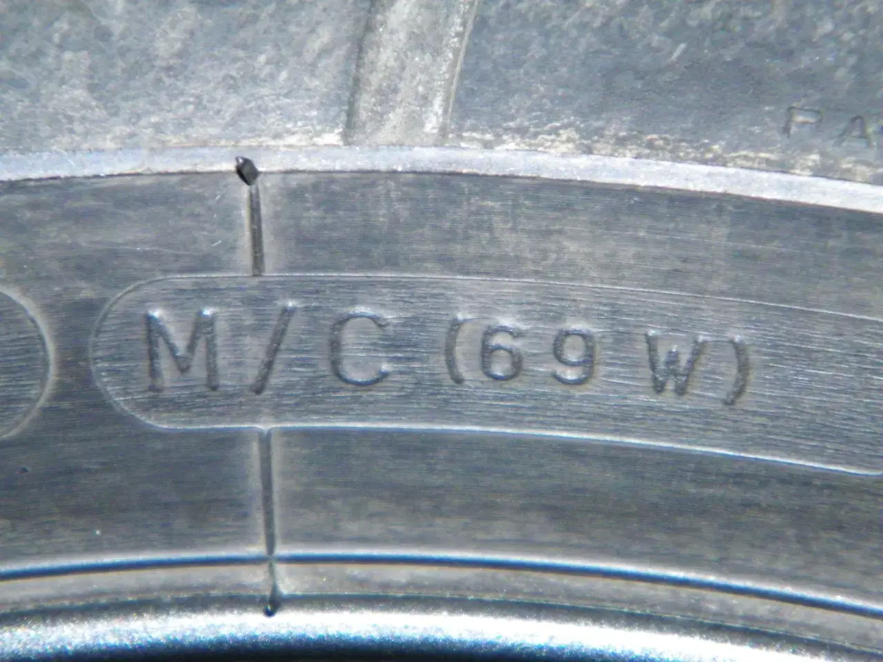 Napis na oponie: M/C (69 W). Ten typ opony m/c jest gotowy do drogi.