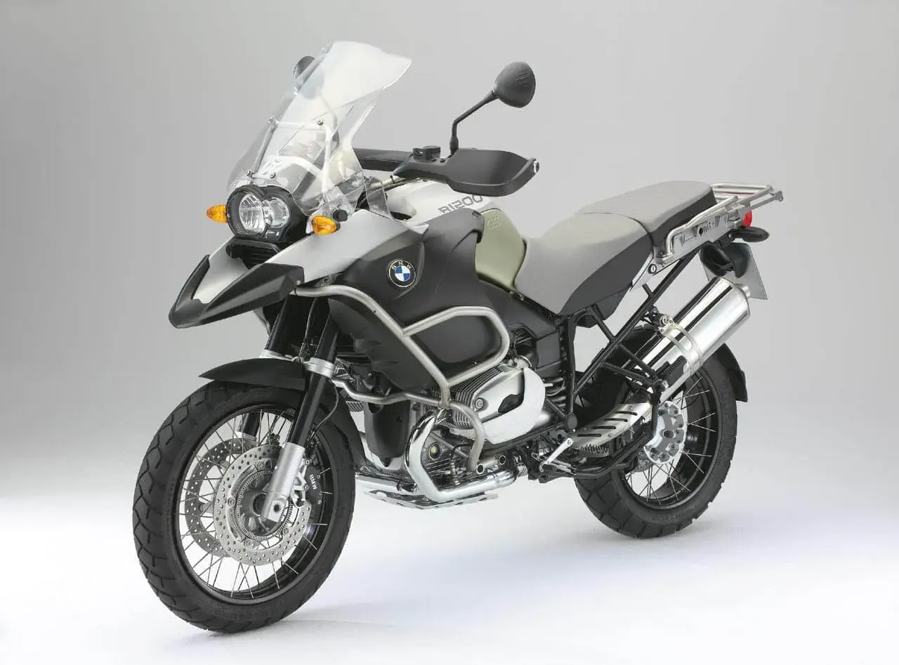 BMW GS 1200 Adventure: dane techniczne tego motocykla turystycznego. Potężny silnik, solidna konstrukcja, gotowy na każdą wyprawę.