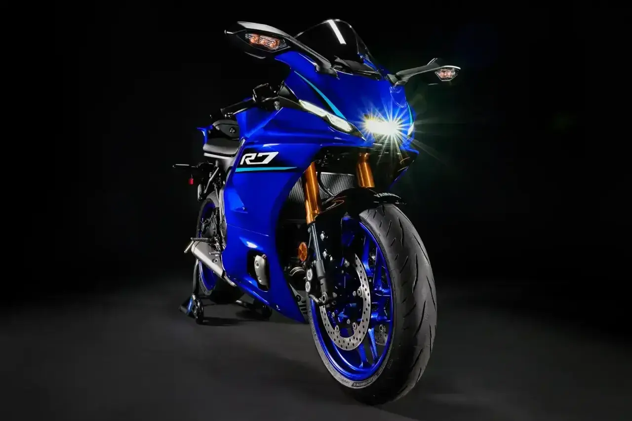 Niebieski motocykl sportowy Yamaha R7 z błyszczącym reflektorem. Poznaj jego yamaha r7 dane techniczne i poczuj moc.