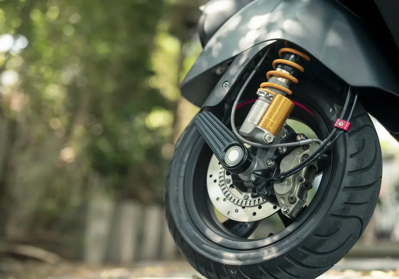 Szczegół przedniego koła motocykla z amortyzatorem. Idealny do umowy kupna sprzedaży motocykla.
