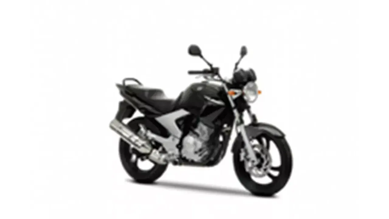 Czarny motocykl Yamaha YBR 250, gotowy do osiągnięcia swojej prędkości maksymalnej.