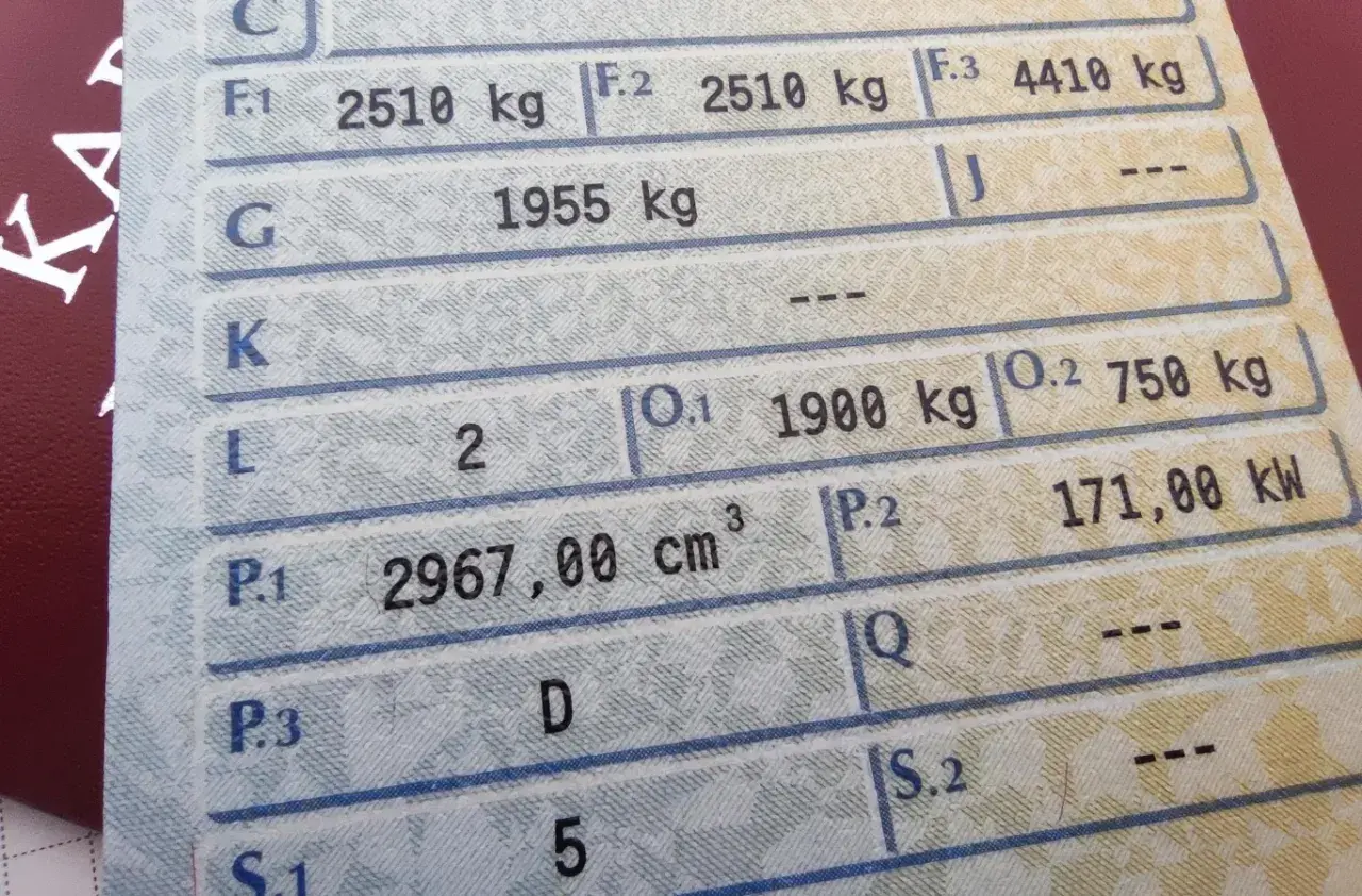 Fragment dowodu rejestracyjnego z danymi pojazdu: masa 2510 kg, pojemność 2967 cm³, moc 171 kW.