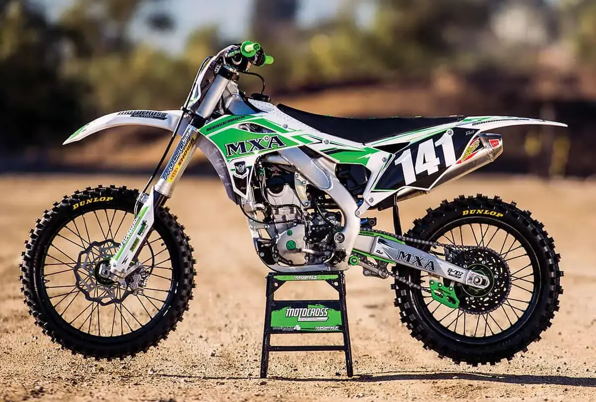 Zielony motocykl Kawasaki KXF 250 na stojaku. Ciekawe, kawasaki kxf 250 ile koni ma ten potwór?