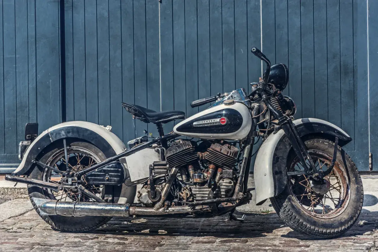 Stary motocykl Harley-Davidson, biało-czarny, z widocznym silnikiem. Idealny do rejestracji na zabytek bez dokumentów.