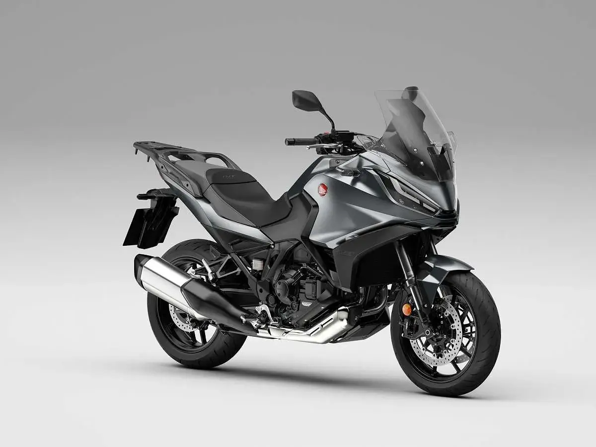 Szary motocykl turystyczny Honda NT 1100, idealny na długie trasy. Sprawdź honda nt 1100 dane techniczne.