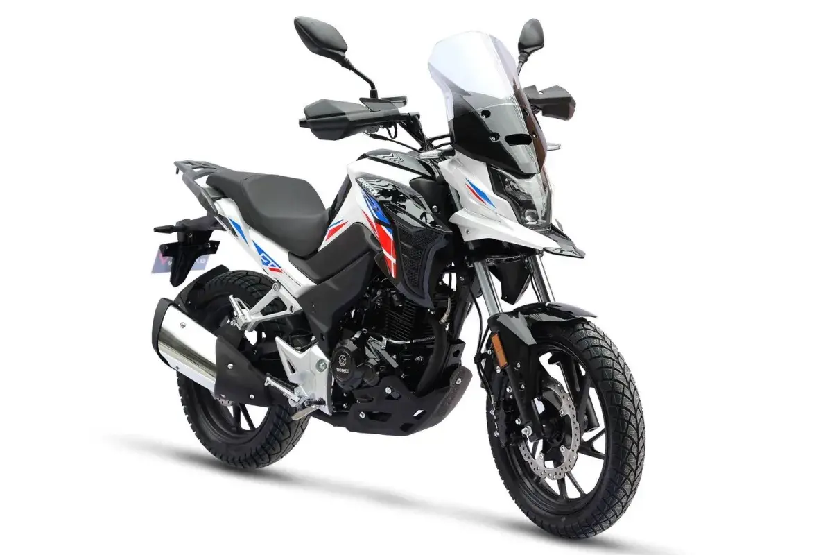 Biały motocykl turystyczny z niebieskimi i czerwonymi akcentami. Od ilu lat można robić prawo jazdy na motor 125? Od 16 roku życia.