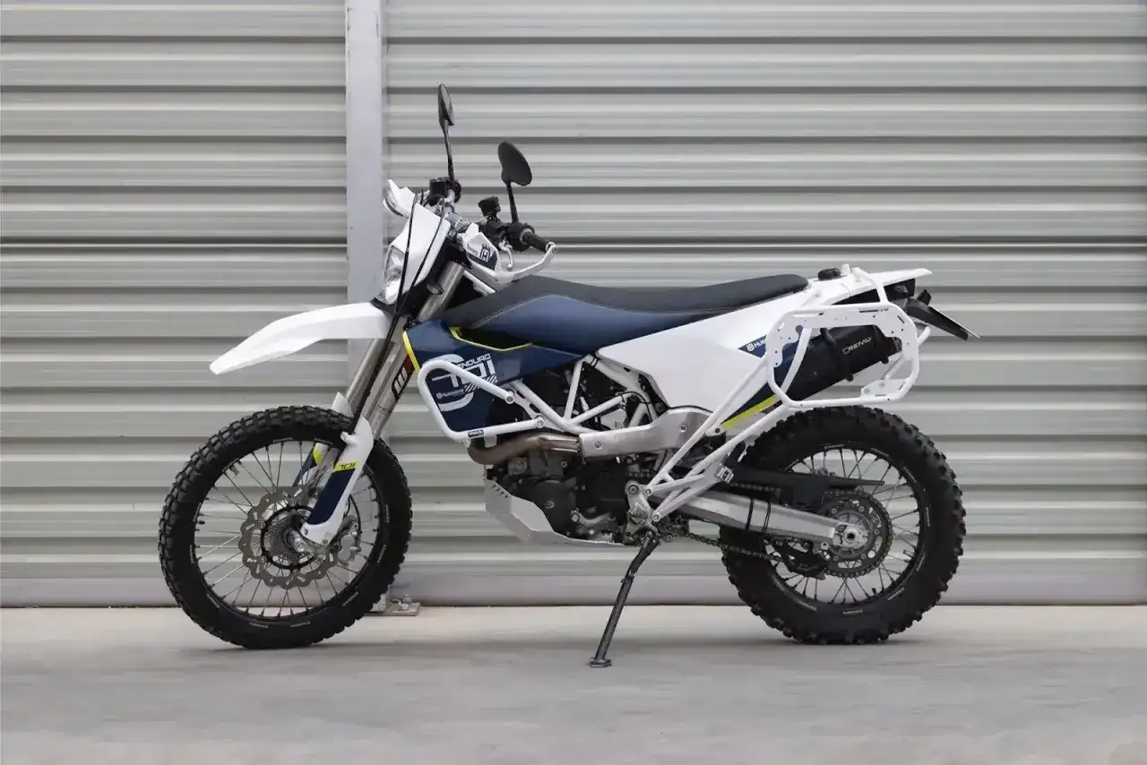 Gotowy na przygodę? Ten motocykl turystyczne enduro z bagażnikami czeka na odkrywanie nowych szlaków.