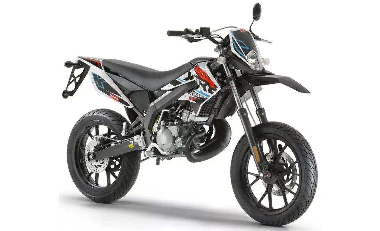 Czarny motocykl Derbi Senda 50 Xtreme z kolorowymi naklejkami. Poznaj jego dane techniczne.