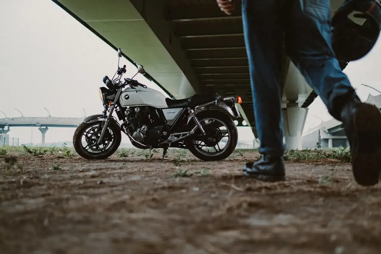 Biały motocykl na A2, gotowy do jazdy. Sprawdź wymagania, by ruszyć w drogę!