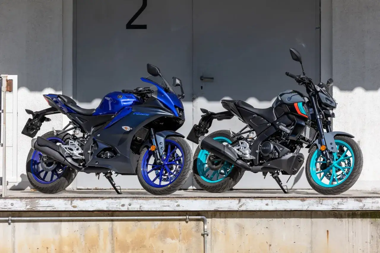 Dwa motocykle Yamaha: sportowy niebieski YZF-R125 i naked MT-125. Dane techniczne obu modeli są imponujące.
