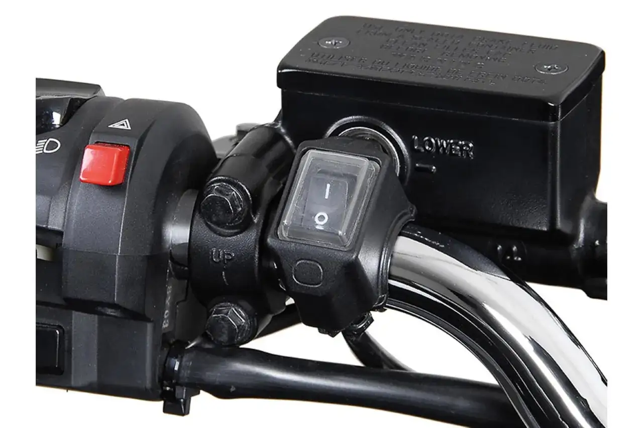 Przełącznik kill switch motocykl, czerwony przycisk, zbiornik płynu hamulcowego.