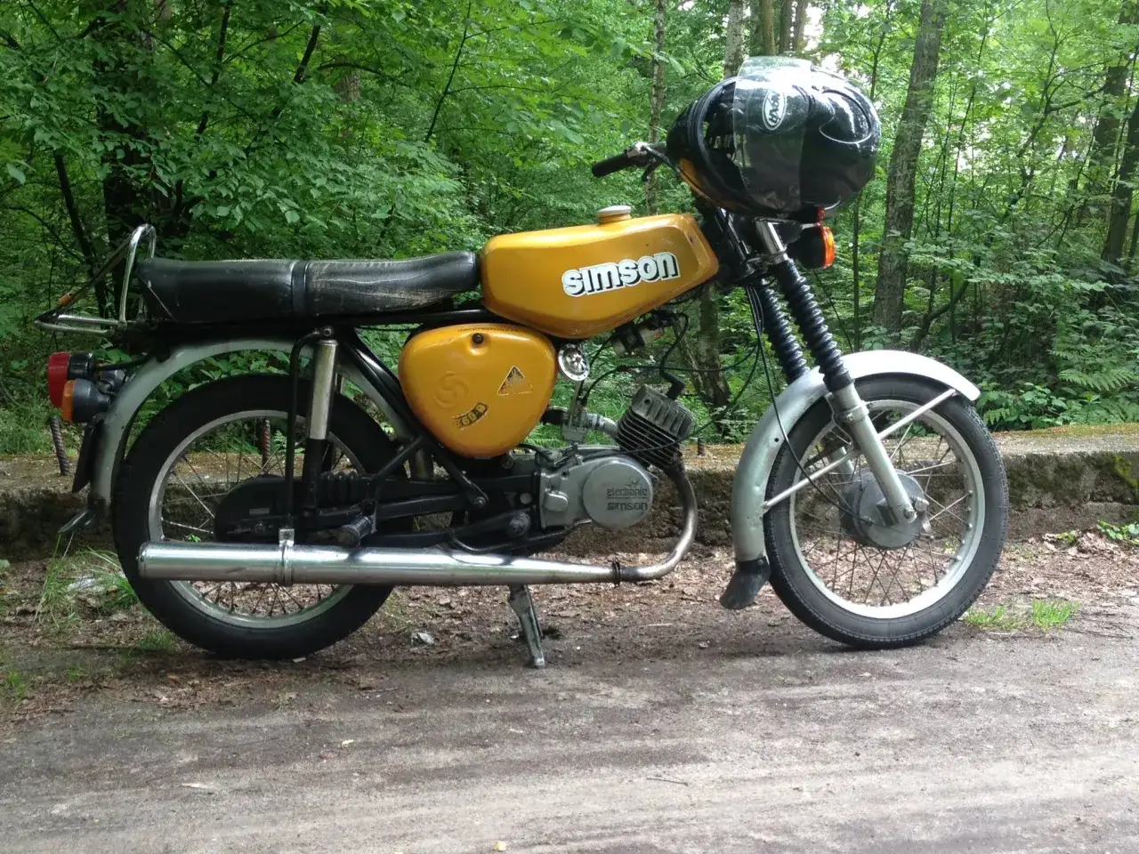 Ż&oacute;łty Simson S51, gotowy do jazdy. Poznaj jego simson s51 dane techniczne i ruszaj w drogę!