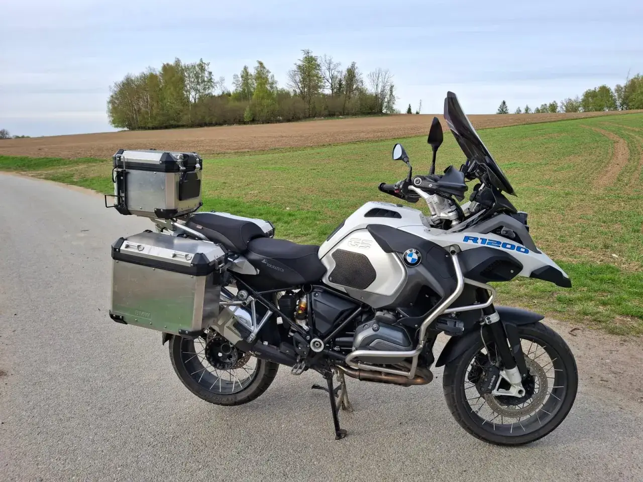 BMW GS 1200 Adventure z kuframi, gotowy na wyprawę. Poznaj jego dane techniczne i ruszaj w drogę!