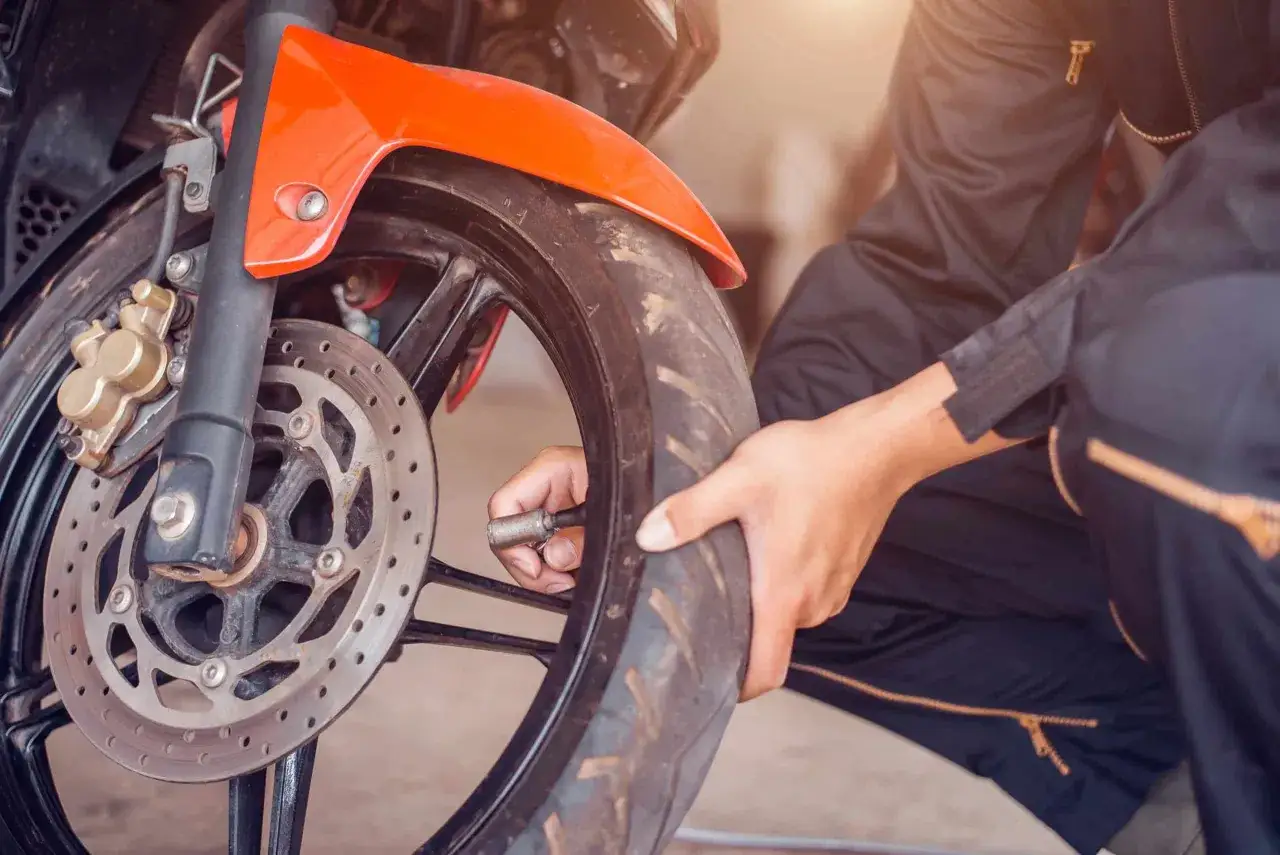 Sprawdzanie ciśnienia w oponach skutera 50cc to klucz do bezpiecznej jazdy. Dbałość o właściwe ciśnienie w oponach skutera 50cc zapewnia komfort i stabilność.