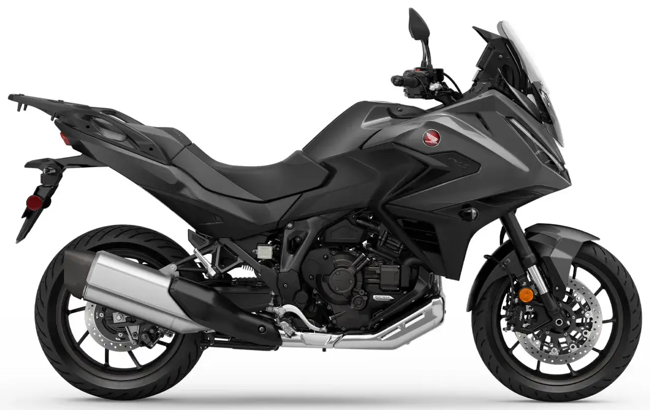Szary motocykl turystyczny Honda NT 1100, z widocznym bagażnikiem i owiewkami. Sprawdź honda nt 1100 dane techniczne.