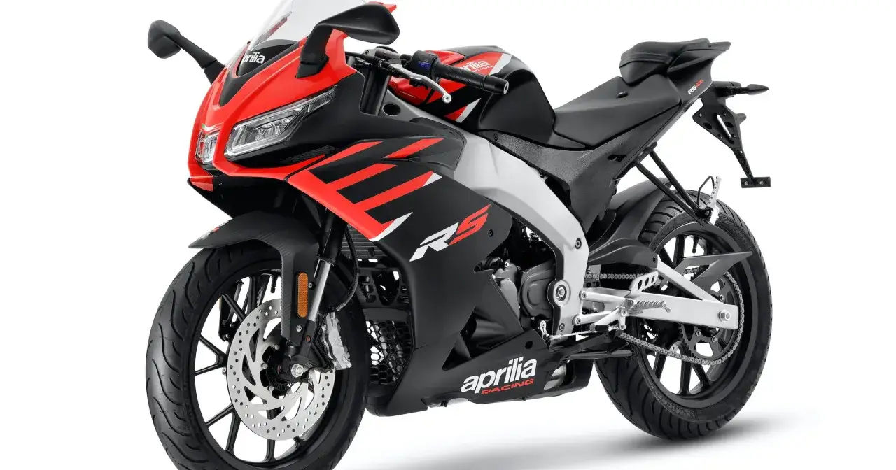Sportowy motocykl Aprilia RS 125 w kolorze czarno-czerwonym, gotowy do jazdy.