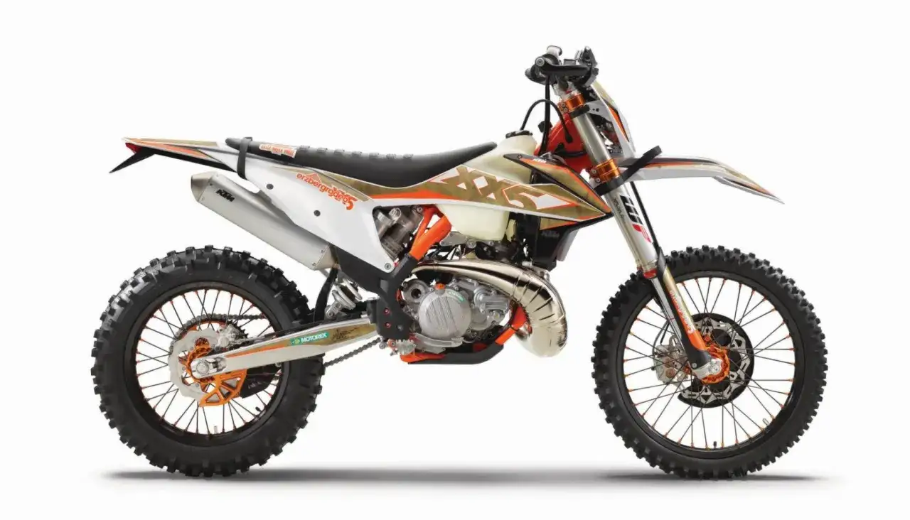 KTM EXC 300 2T dane techniczne: potężny dwusuwowy silnik, zawieszenie WP XPLOR, opony terenowe.