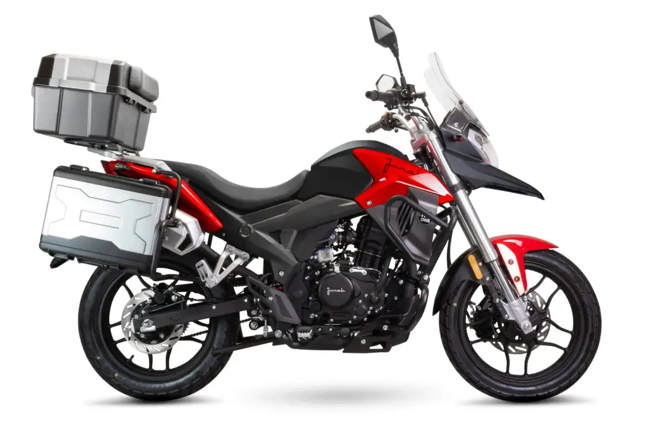 Czerwony Junak RX One 125 z kuframi, gotowy na zwiększenie mocy i dalekie podr&oacute;że.