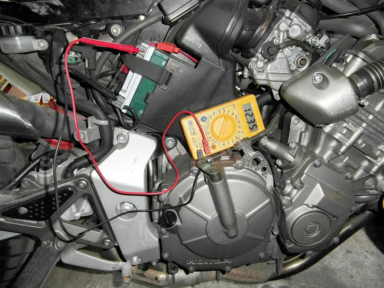 Jak sprawdzić ładowanie alternatora bez miernika? Multimetr pokazuje 12.35V, podłączony do akumulatora motocykla.