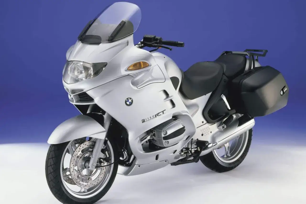Srebrny motocykl BMW R 1200 RT z kuframi. Wady i zalety tego turystycznego BMW.