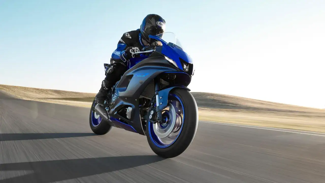 Motocyklista w niebieskim stroju pędzi na sportowym motocyklu Yamaha R7. Dane techniczne tego modelu zachwycają.