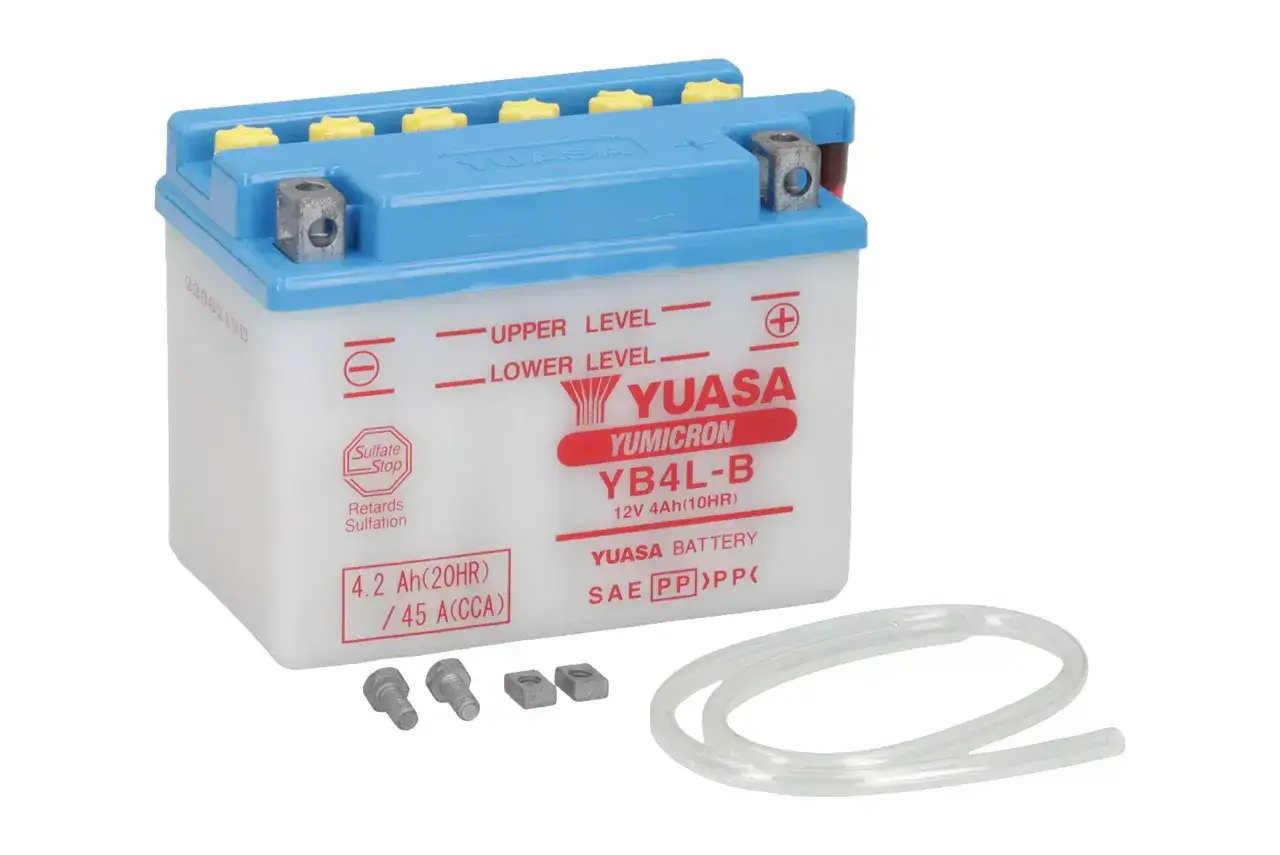 Akumulator Yuasa YB4L-B 12V 4Ah, idealny jako akumulator do skutera 50. W zestawie śruby, nakrętki i wężyk.