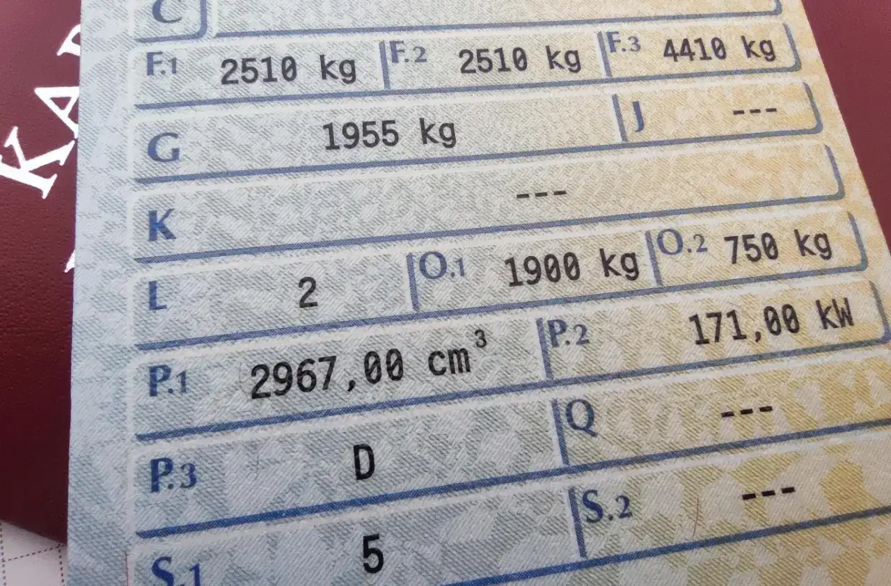 Fragment dowodu rejestracyjnego z danymi pojazdu, w tym moc silnika 171,00 kW.
