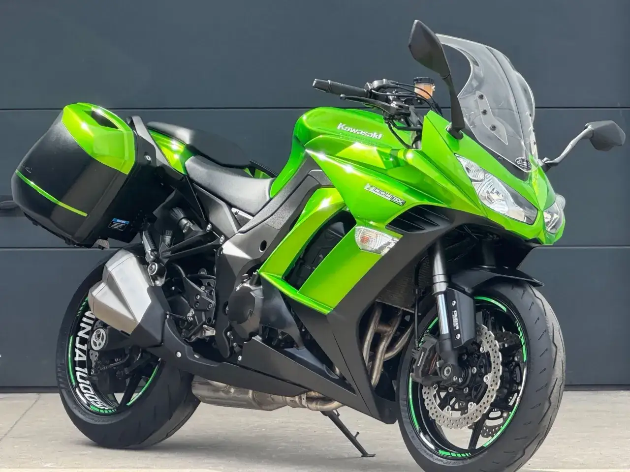 Zielony Kawasaki Z1000SX z kuframi, gotowy do podr&oacute;ży. Poznaj jego kawasaki z1000sx dane techniczne.
