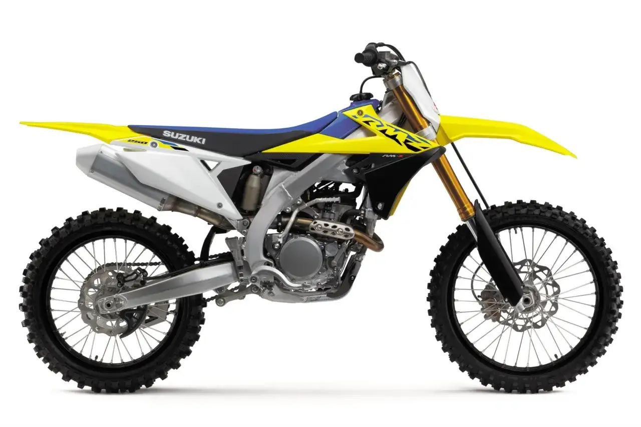 Suzuki RMZ 250 ile ma koni? Ten motocykl crossowy w ż&oacute;łto-niebieskich barwach jest gotowy do akcji.