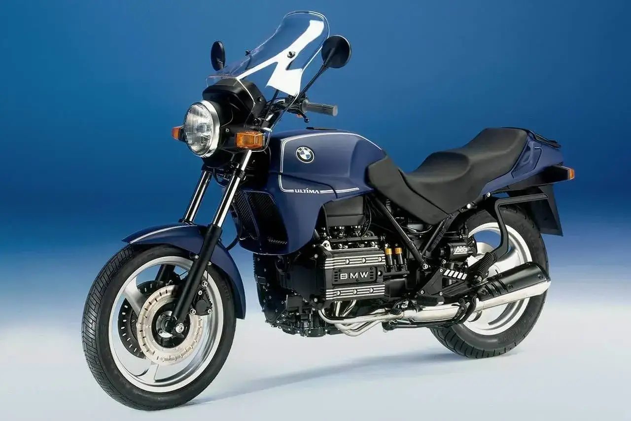 Granatowy motocykl BMW K75 Ultima z owiewką. Silnik typu bokser, charakterystyczny dla BMW. Dane techniczne tego modelu są imponujące.