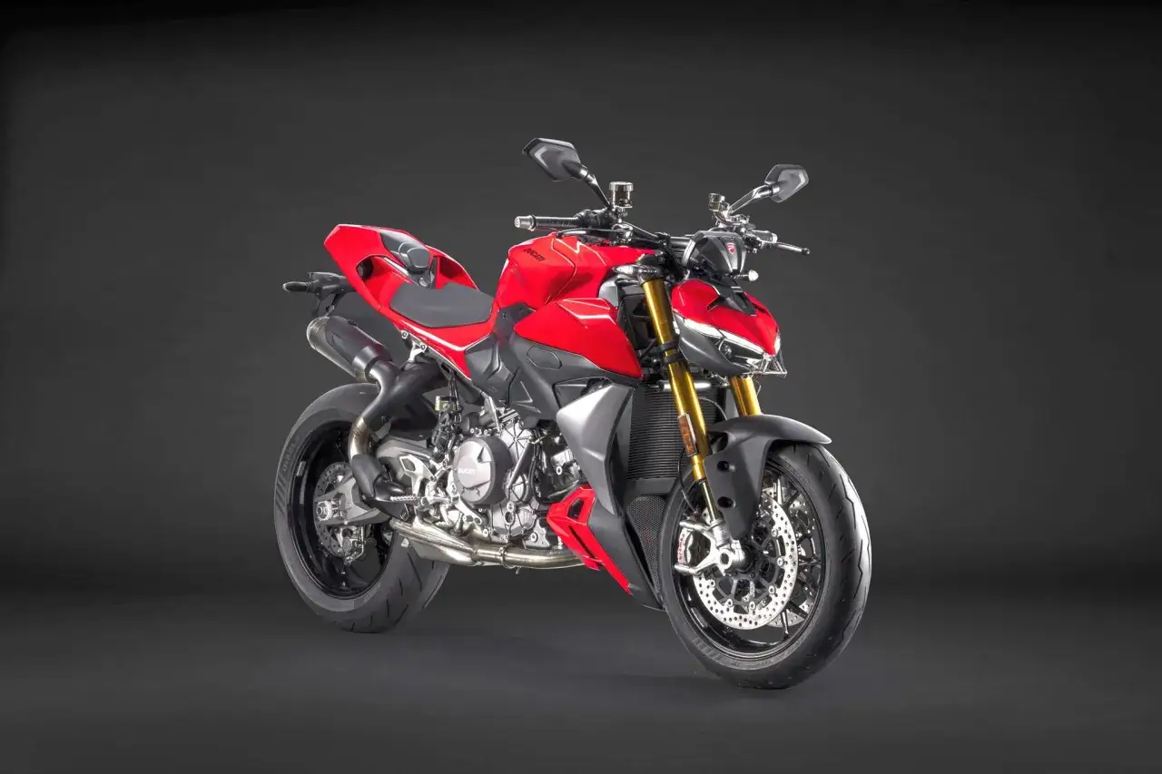 Czerwony Ducati Streetfighter V2 z złotym zawieszeniem i czarnymi detalami, gotowy do podboju ulic.