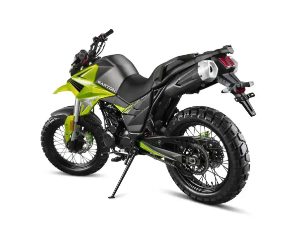 Zielony motocykl Barton Hyper 125 z agresywnym bieżnikiem, gotowy na zwiększenie mocy i przygody.