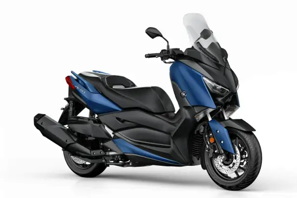 Niebieski skuter Yamaha X-MAX 400, gotowy do osiągnięcia swojej prędkości maksymalnej.