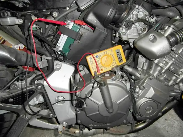 Jak sprawdzić ładowanie alternatora bez miernika? Multimetr pokazuje 12.35V, podłączony do akumulatora motocykla.