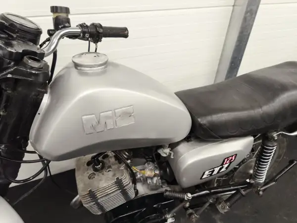 Srebrny MZ ETZ 125, idealny do rejestracji motocykla na zabytek bez dokumentów. Klasyk czeka na odrodzenie.
