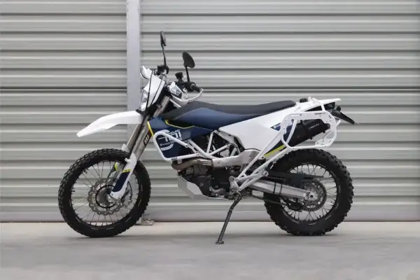 Gotowy na przygodę? Ten motocykl turystyczne enduro z bagażnikami czeka na odkrywanie nowych szlaków.