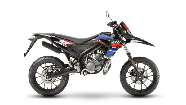 Czarny motocykl Derbi Senda 50 z niebiesko-czerwonymi grafikami. Idealny do poznawania jego danych technicznych.
