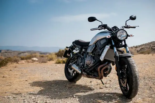 Motocykl z oponami na piasek gotowy na przygodę w pustynnym krajobrazie.