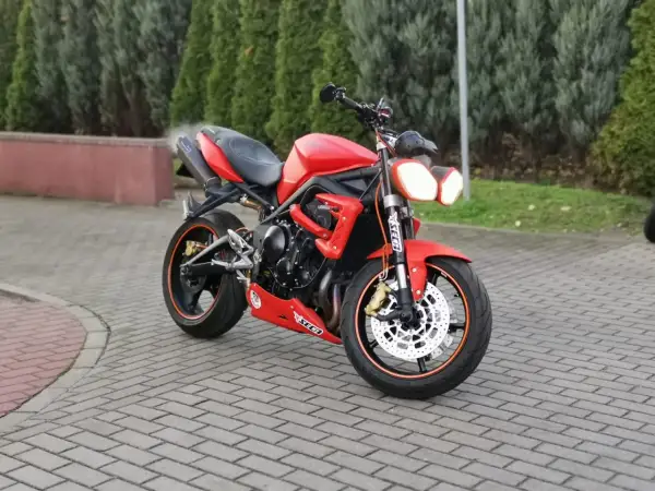 Czerwony Triumph 675 Street Triple gotowy do jazdy.