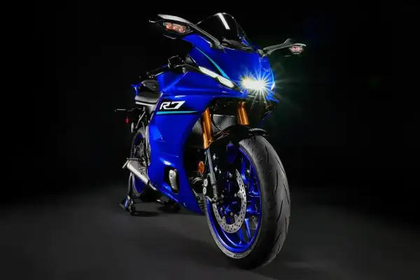 Niebieski motocykl sportowy Yamaha R7 z błyszczącym reflektorem. Poznaj jego yamaha r7 dane techniczne i poczuj moc.