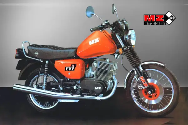 Pomarańczowy motocykl MZ ETZ 251 z widocznym silnikiem i wydechem. Dane techniczne tego klasyka z NRD budzą nostalgię.