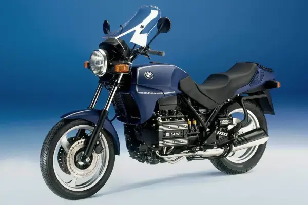Granatowy motocykl BMW K75 z owiewką i widocznym silnikiem. Idealny do podróży, sprawdź jego bmw k75 dane techniczne.