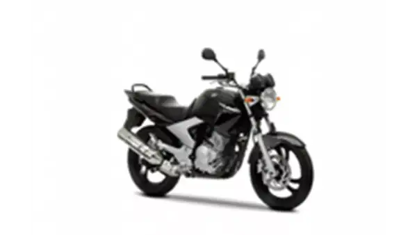 Czarny motocykl Yamaha YBR 250, gotowy do osiągnięcia swojej prędkości maksymalnej.